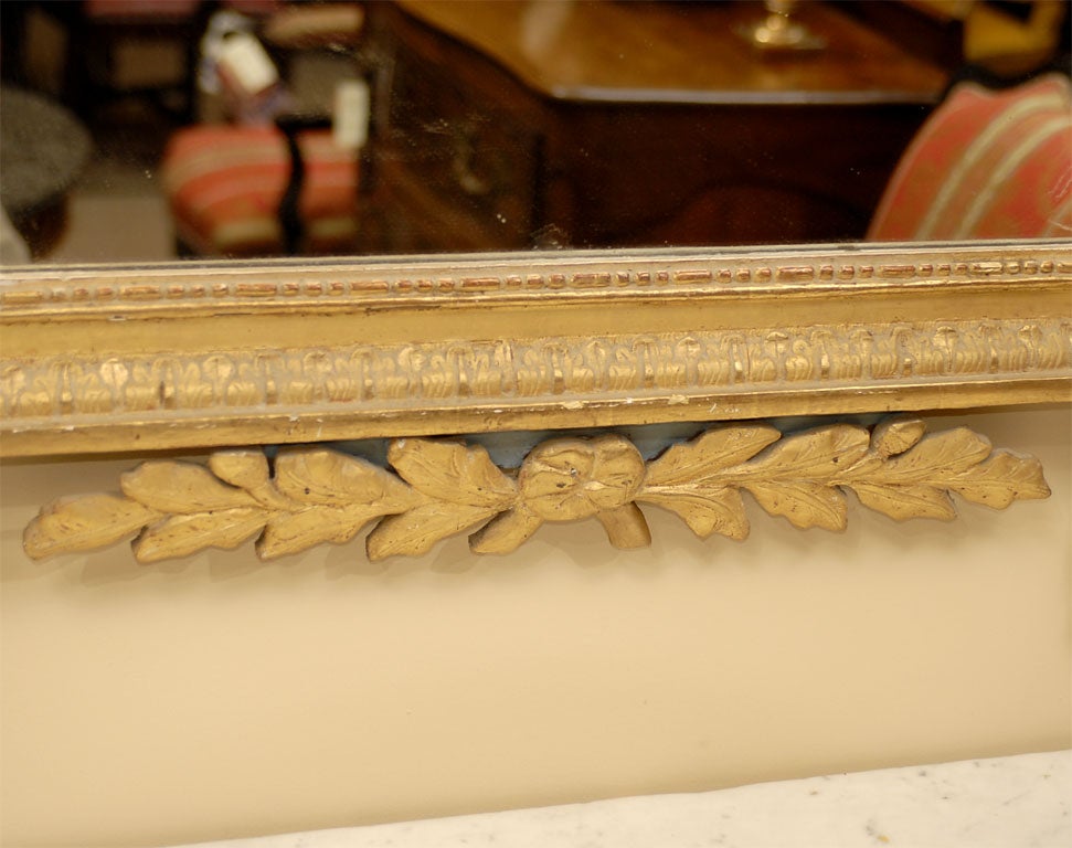 Miroir en bois doré d'époque Louis XVI avec des colombes qui s'embrassent:: vers 1780 Bon état - En vente à Atlanta, GA