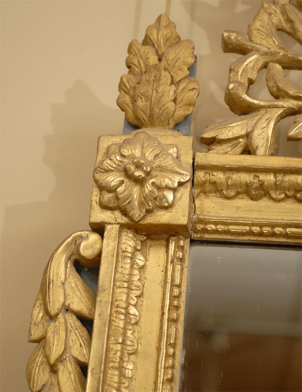 Bois doré Miroir en bois doré d'époque Louis XVI avec des colombes qui s'embrassent:: vers 1780 en vente