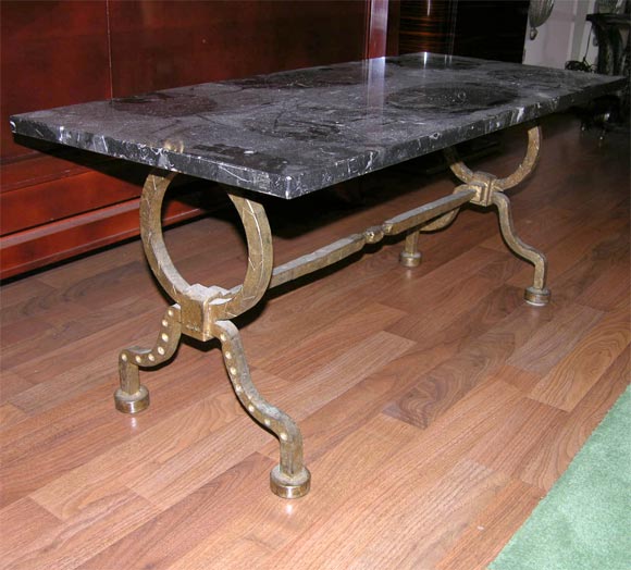 Table basse en fer forgé Gilbert Poillerat, datant des années 1940, avec un plateau en marbre Portoro.