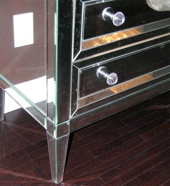 Neoklassizistische moderne Kommode mit 3 Schubladen und abgeschrägten Spiegeln (21. Jahrhundert und zeitgenössisch) im Angebot