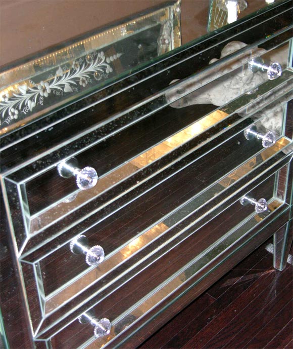 Commode à 3 tiroirs en miroir biseauté de style néoclassique moderne Neuf - En vente à New York, NY