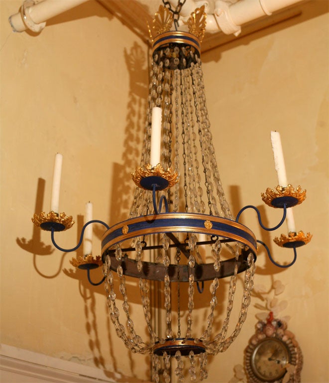 Un beau lustre classique à panier en tole bleu de Prusse, avec une décoration dorée. Le tout dans son état original non câblé et complètement démontable. Si une électrification est nécessaire, nous pouvons nous en charger pour un client intéressé.