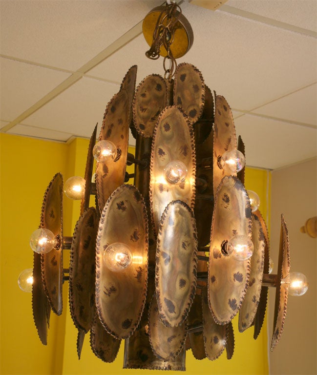 MEASUREMENTS ARE WITHOUT CHAIN ONLY THE CHANDELIER ITSELF<br />
IT TAKES 16 BULBS PLUS THE ONE ON THE BOTTOM NOT LIT ON THE PHOTO,ONE COULD BE VERY CREATIVE WITH THE CHOICE OF BULBS. IN THE STYLE OF JERE OR SIEDEL.