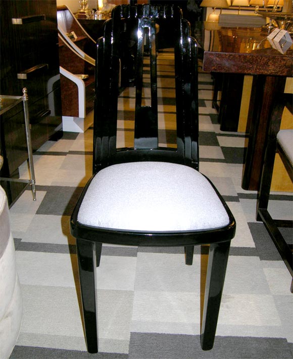 This beautiful streamline Machine Age Art Deco chair was realized in the United States, circa 1935. It features a brilliant black lacquered finish, gently sloping legs, and a skyscraper style back. It showcases the geometric lines and clean design