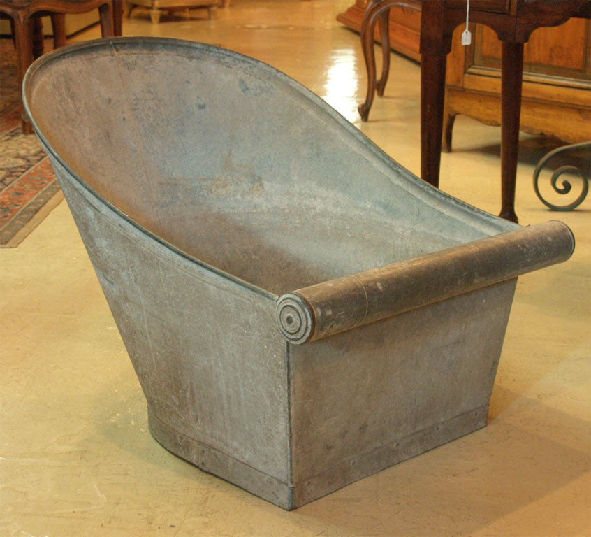 Attractive form and surface.  Great to use for ice at parties.
