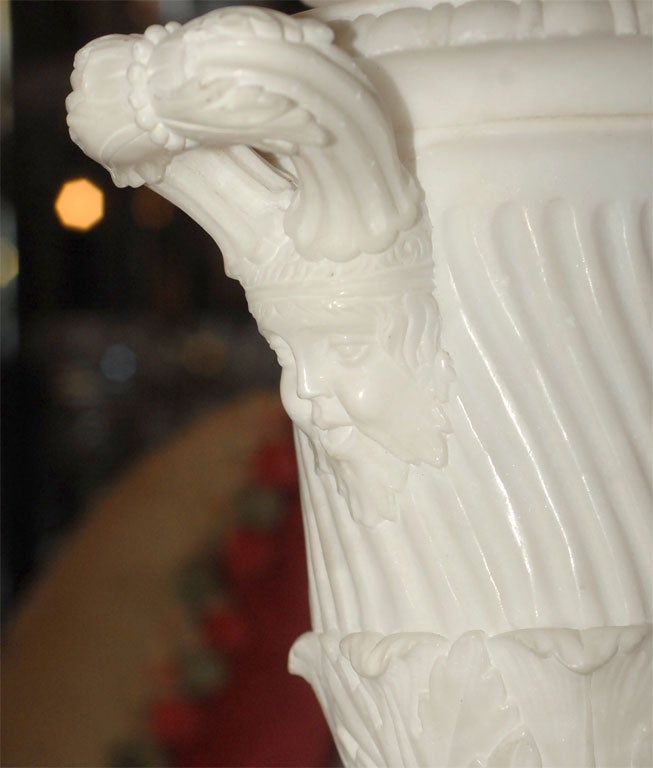 Albâtre Lampe néoclassique en forme d'urne en albâtre sculptée à la main en vente