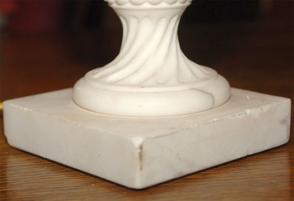 Lampe néoclassique en forme d'urne en albâtre sculptée à la main en vente 2