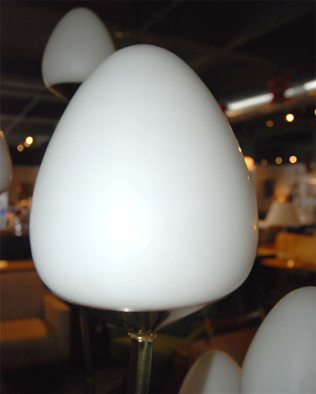 Grande lampe de table en laiton avec plusieurs globes dans le style de la Laurel Lamp Co. Bon état - En vente à Dorchester, MA