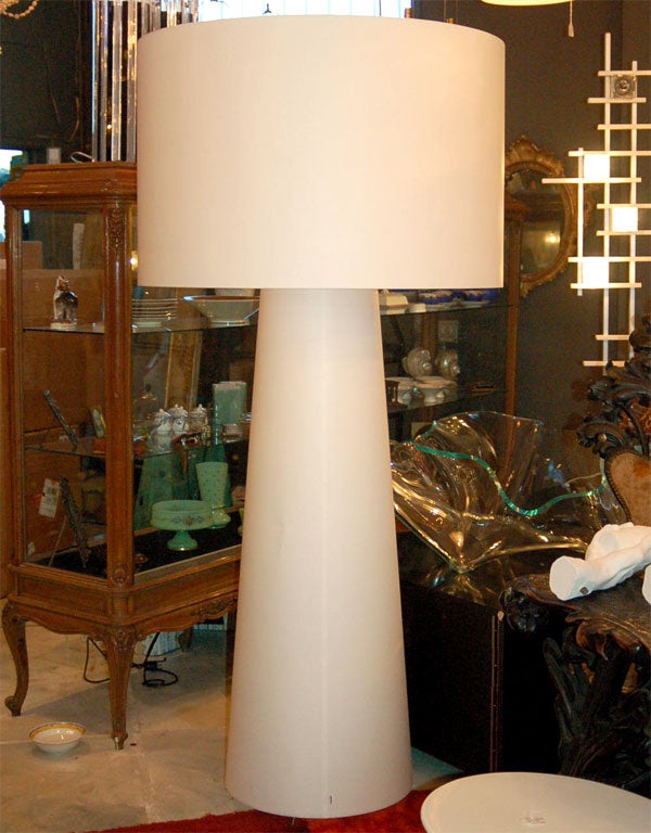 Unbelievable,big scale floor lamp that really is all that. All white 