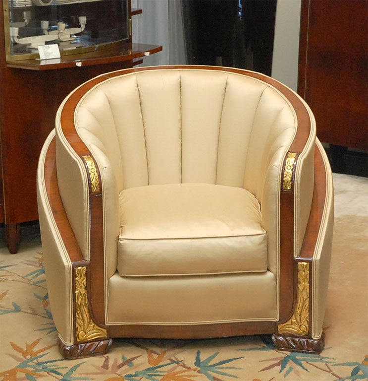 Gorgeous Throne, rich carved wood and gilt details.<br />
Silk Upholstery.