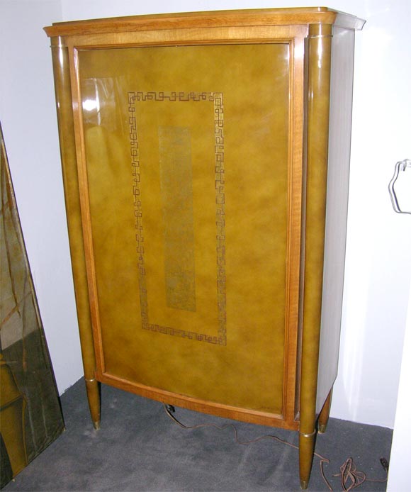 Fine cloudy brown lacquer bar cabinet with polished oak and brass details, the inside with red laminent shelves and sycamore wood.<br />
by Batistin Spade(1891-1969, France, circa 1940. Bears its original metal plaque: 