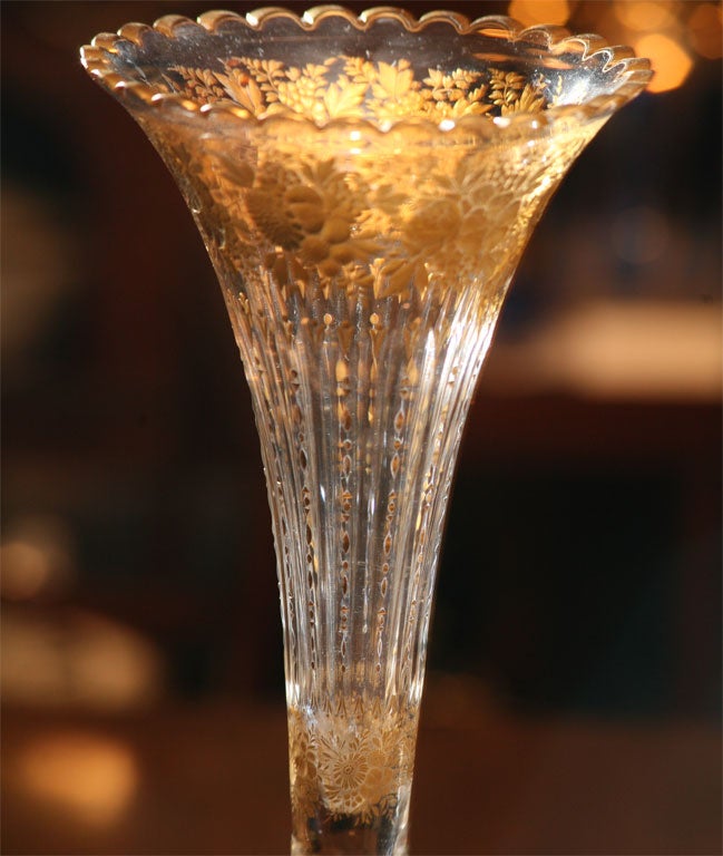 19. Jahrhundert. Baccarat 3-teilige Epergne mit Intaglio-Schliff und vergoldeter Dekoration (Französisch) im Angebot