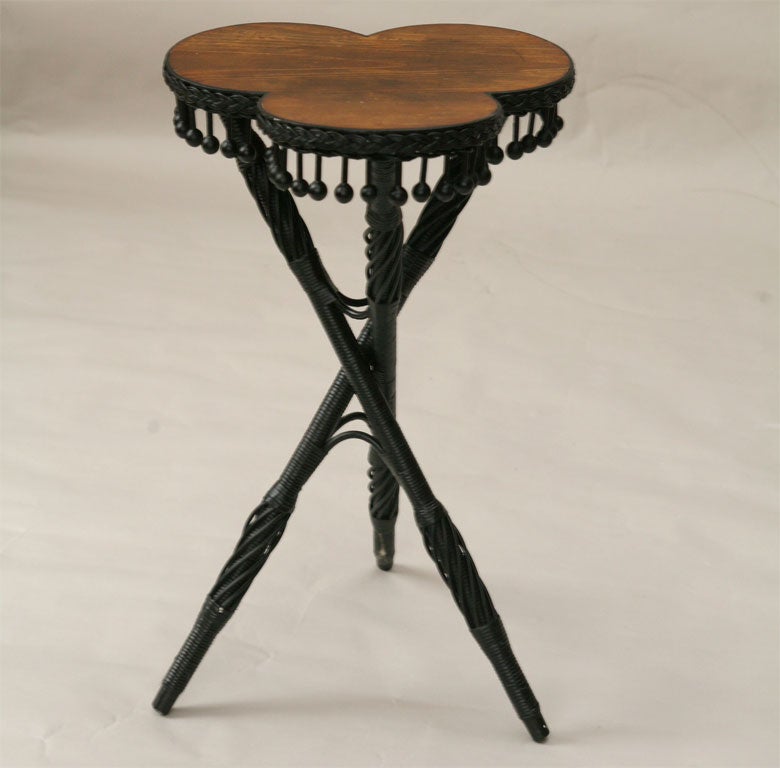 VICTORIAN WICKER CLOVERLEAF TABLE In Excellent Condition In Sheffield, MA