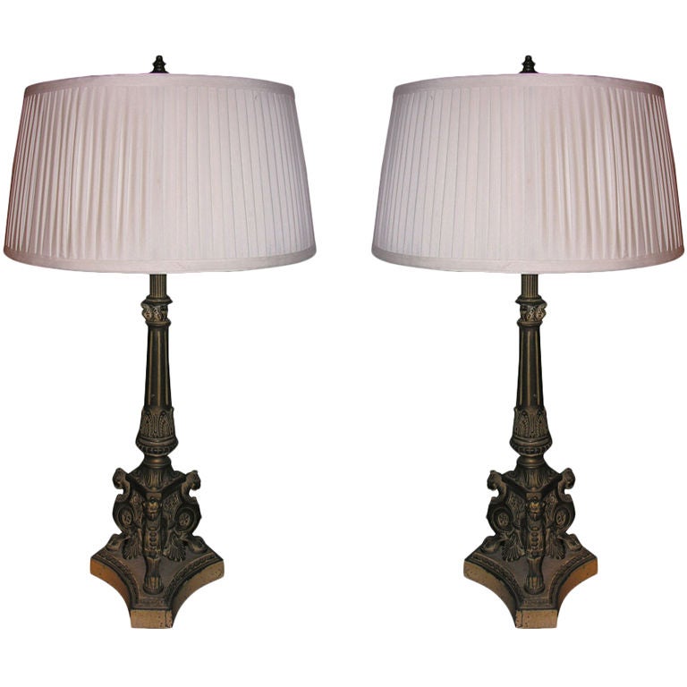 Paire de lampes de style classique