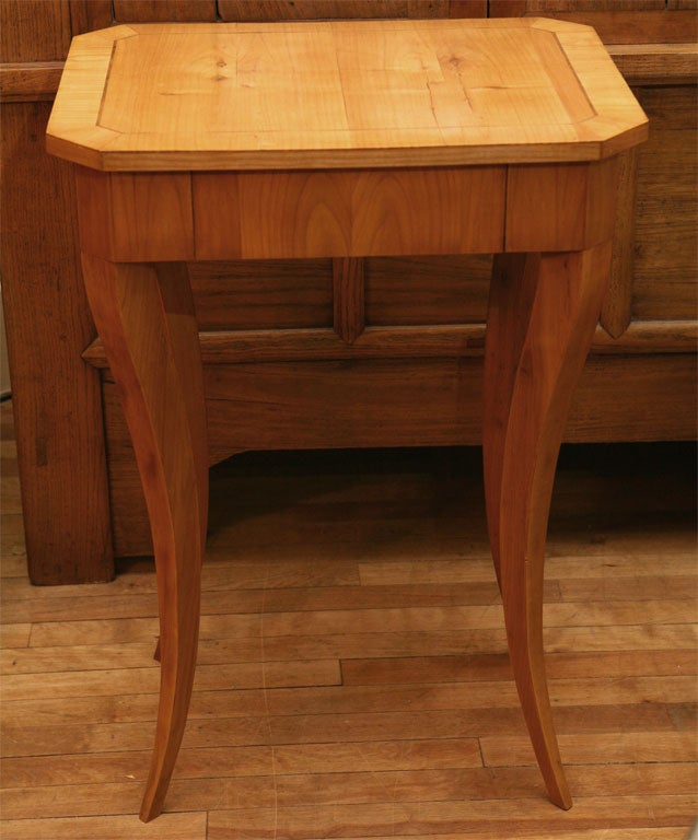 This table is very nicely shaped and has a great profile. The choice of veneers for the sides and top reinforce the rectilinear form of the table as does the string inlay on the top. The whole table is finely constructed and is solid and stabile.