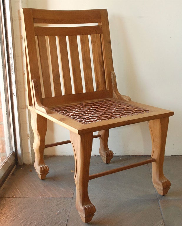 Neues Paar ägyptisch inspirierter Teakholzstühle mit geflochtenen Ledersitzriemen.  Bequem so, wie er ist, oder mit einem Sitzkissen zu verwenden. Das abgebildete Paar ist verkauft, auf Bestellung erhältlich.