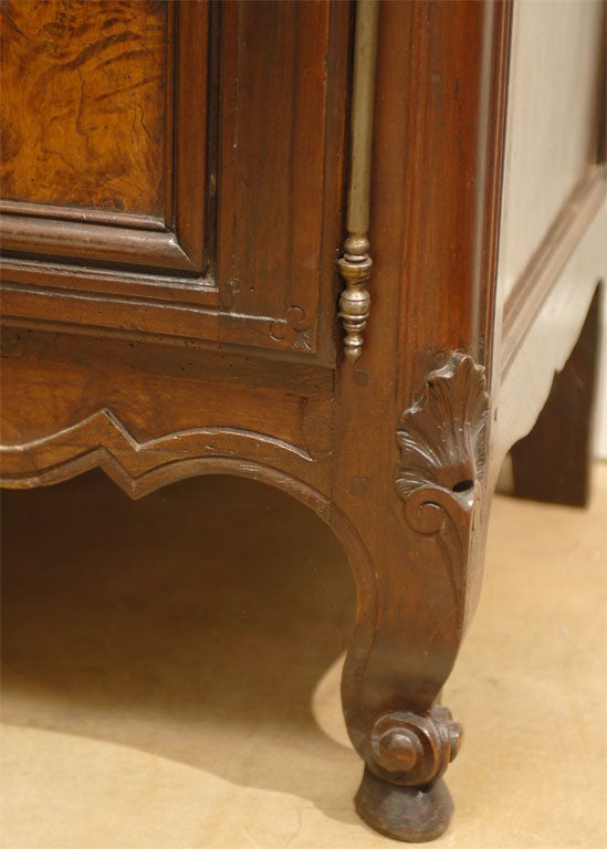 Restauration French 1820s Walnut Restoration Vaisselier from Bresse with Burl Wood Panels For Sale