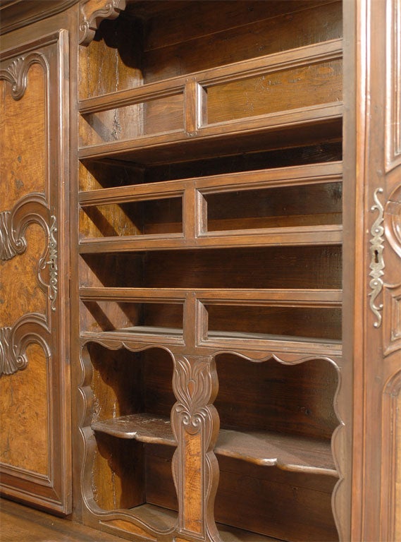 French 1820s Walnut Restoration Vaisselier from Bresse with Burl Wood Panels In Good Condition For Sale In Atlanta, GA