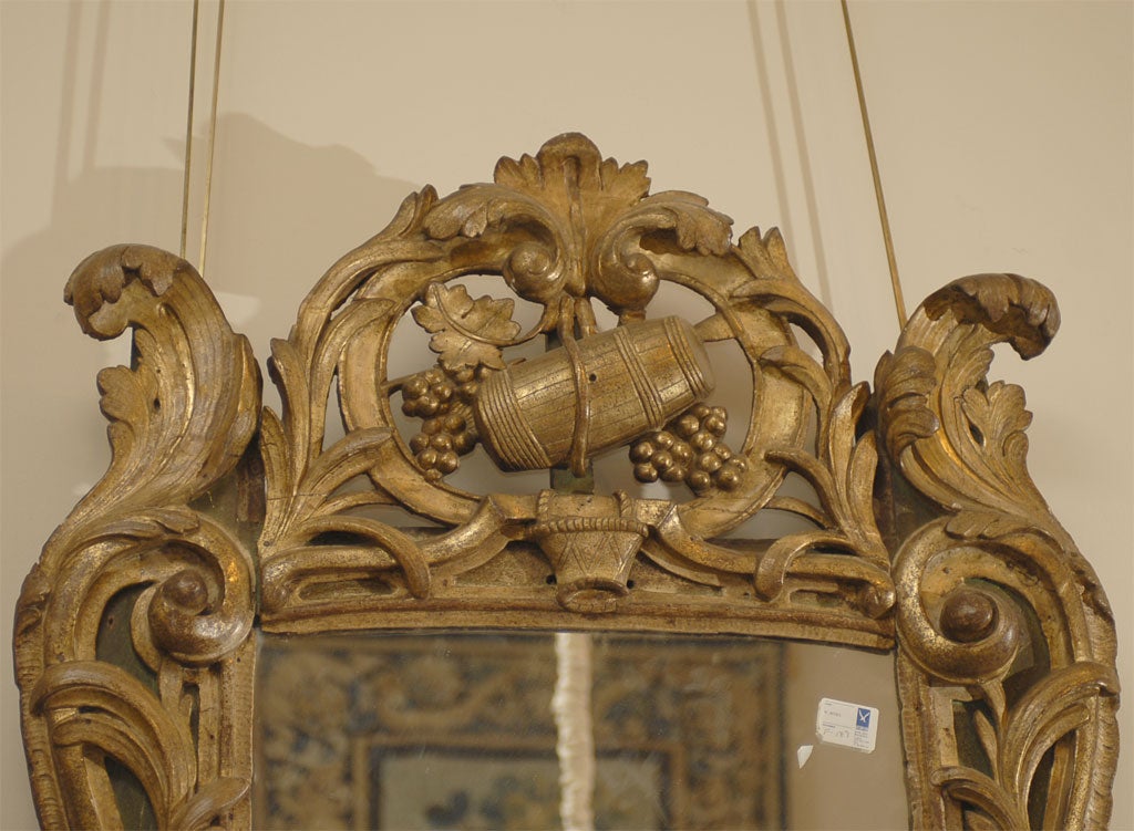 Louis-XV-Periode Giltholzspiegel mit Weintrophäe Wappen:: Frankreich:: um 1760 (Französisch) im Angebot
