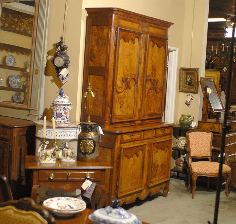 Un beau buffet deux corps d'époque Louis XV, construit en frêne et cerisier ronceux, avec une magnifique couleur vieillie et des portes à panneaux sur les deux sections. L'armoire avec des étagères intérieures, et montée sur un tablier façonné et