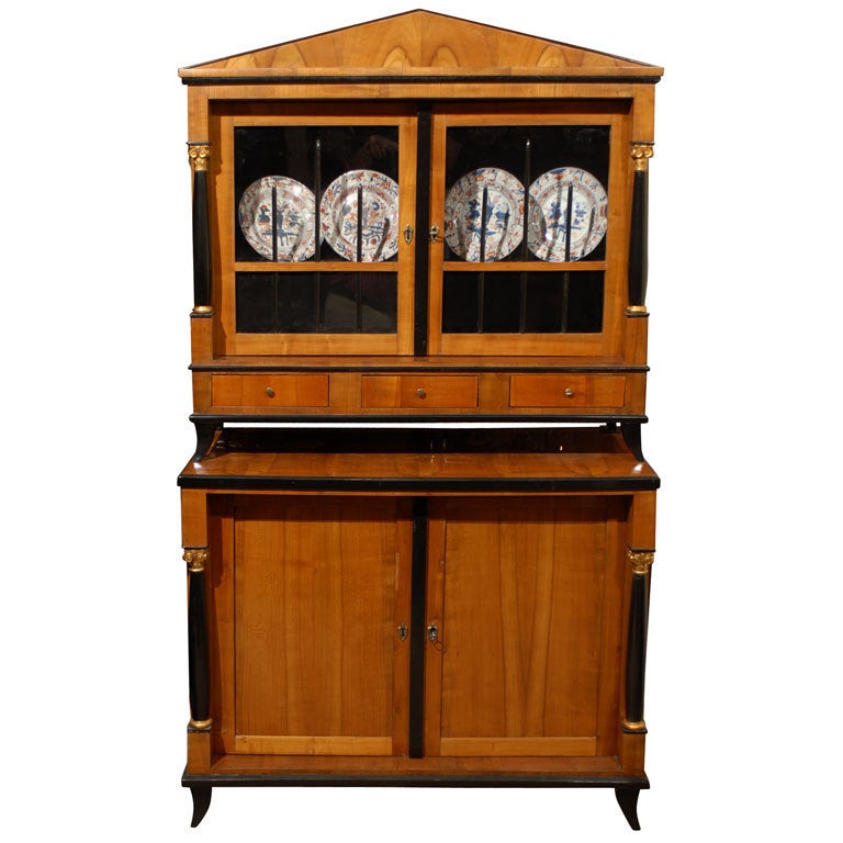 Biedermeier Vitrinenschrank in Obstholz & Ebonisiertes Detail:: Deutschland:: um 1825 im Angebot