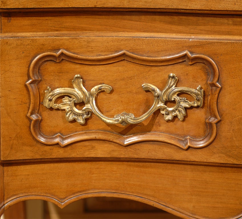 Louis XV Serpentine Walnut Commode, Provence, France, c. 1760 In Good Condition For Sale In Atlanta, GA