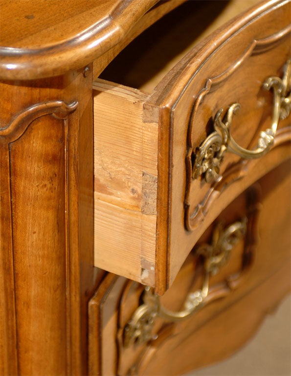 Louis XV Serpentine Walnut Commode, Provence, France, c. 1760 For Sale 3