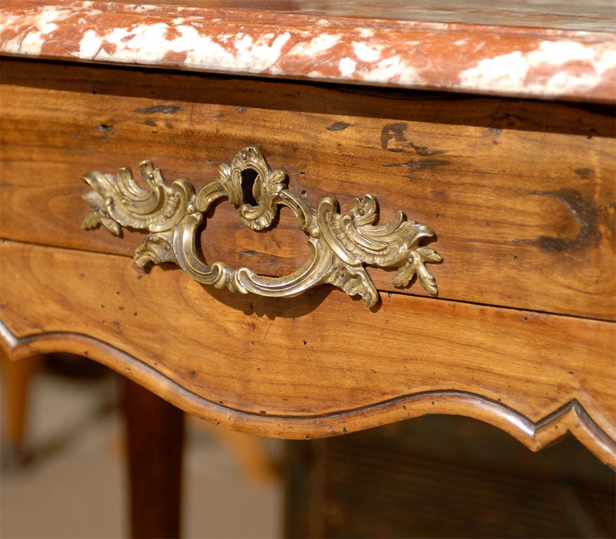 Konsolentisch mit Marmorplatte aus Nussbaum:: Louis XV:: Frankreich:: ca. 1760 (Französisch) im Angebot