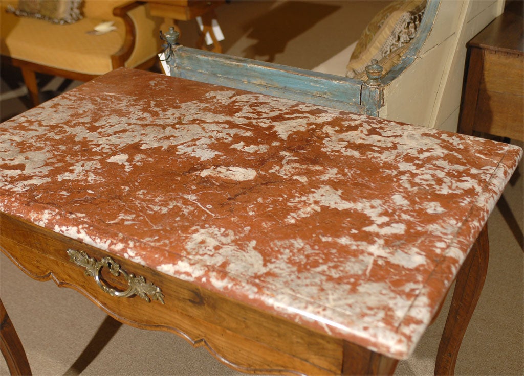 Konsolentisch mit Marmorplatte aus Nussbaum:: Louis XV:: Frankreich:: ca. 1760 (Obstholz) im Angebot