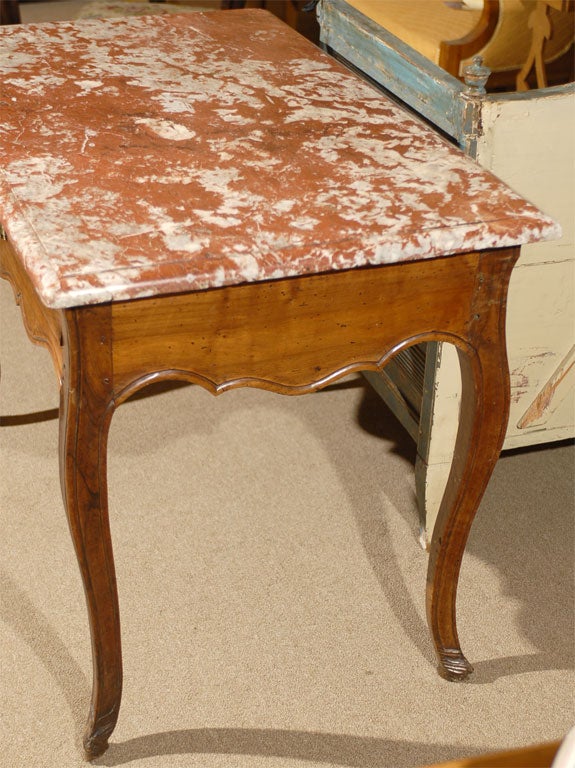 Konsolentisch mit Marmorplatte aus Nussbaum:: Louis XV:: Frankreich:: ca. 1760 im Angebot 2