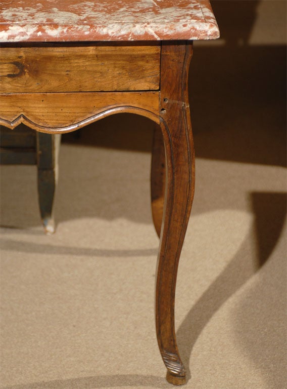 Konsolentisch mit Marmorplatte aus Nussbaum:: Louis XV:: Frankreich:: ca. 1760 im Angebot 3