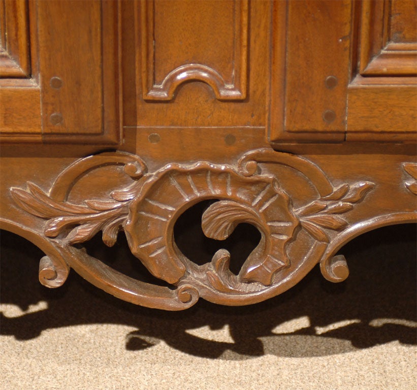 Provencal Louis XV Period Buffet in Walnut, France c. 1750 In Good Condition For Sale In Atlanta, GA