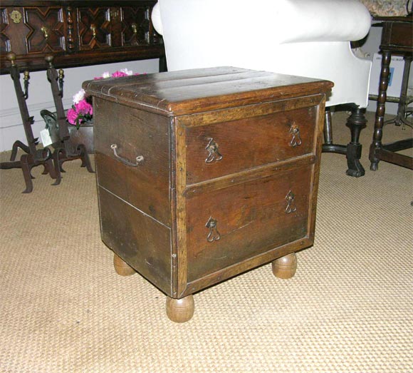 17th Century English oak lift top chest/box