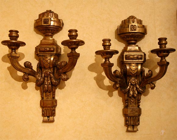 Fine Pair of Carved and Gilded 18th Century Sconces For Sale 1