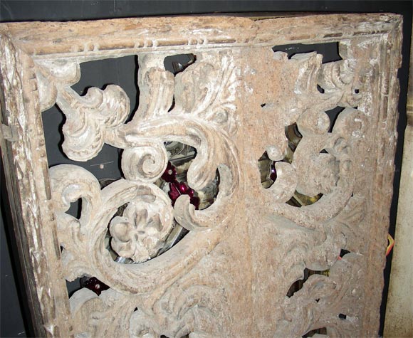1500 Florentine Interior Carved Wood Shutter In Good Condition For Sale In Saint Ouen, FR