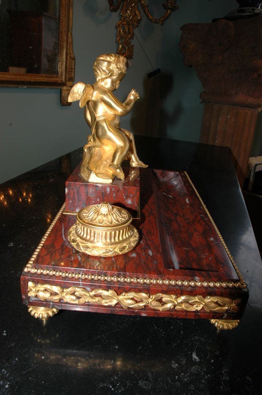 Français Encrier français de style Louis XVI en marbre et bronze doré en vente