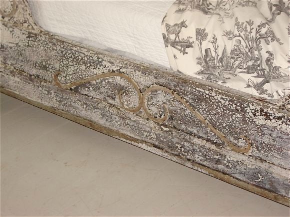 French Painted Iron Day Bed In Distressed Condition For Sale In Bridgehampton, NY