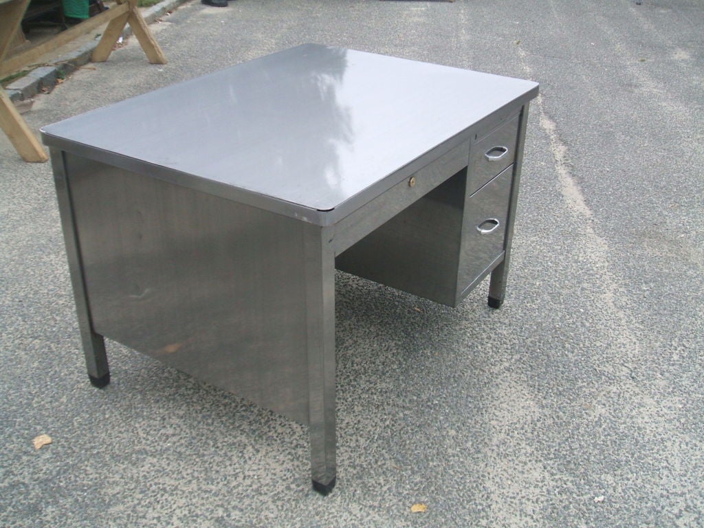 French Metal Desk In Good Condition For Sale In Bridgehampton, NY