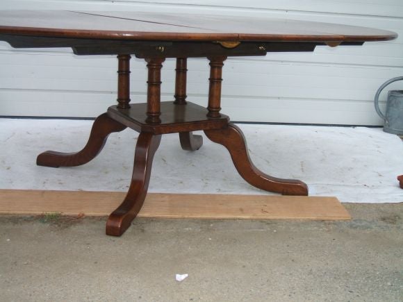 Custom-Made Oak Dining Table In Good Condition For Sale In Bridgehampton, NY