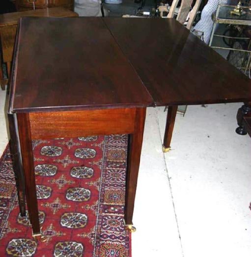 American Early 19th Drop Leaf Table<br />
Mahogony- Excellent Condition
