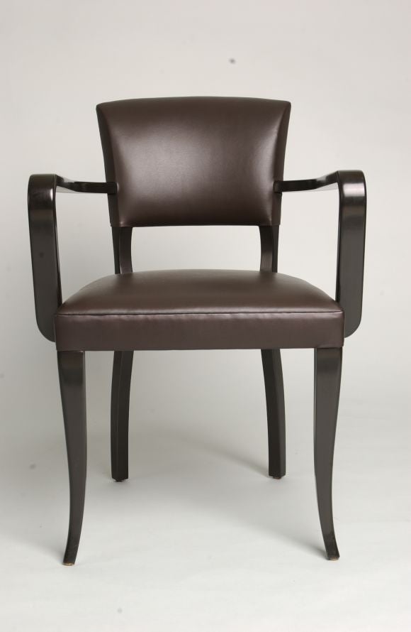 un'elegante poltrona ispirata agli anni '40 francesi e reinterpretata in chiave moderna.  È disponibile in una selezione di finiture.  Il prezzo si intende per sedia.