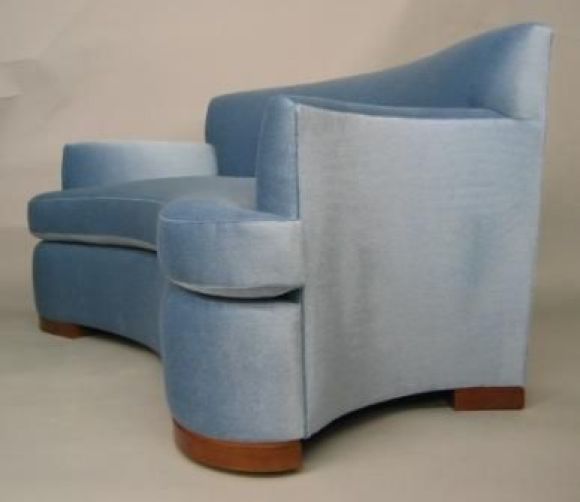 Kleines, elegantes Sofa in sattem blauem Samt - Chalmont ist Teil der Francophile Collection und in anderen Größen und Stoffen erhältlich.