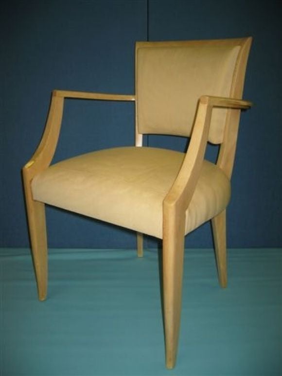 Moderne Version eines französischen Esszimmerstuhls aus den 1930er Jahren. Hier in Ahorn abgebildet, aber in einer Auswahl von Hölzern und Oberflächen erhältlich. Dieser Stuhl ist auch in einer armlosen Version erhältlich. Der Preis gilt pro Stuhl.