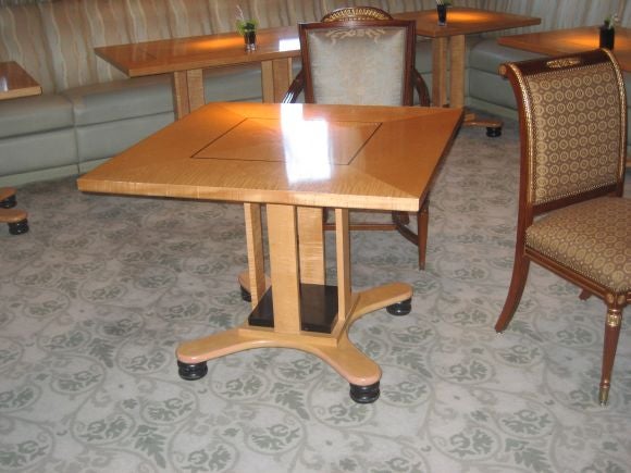 Mesa de comedor con tablero y borde de chapa de sicomoro cuarteada con incrustaciones de ébano.  Base piramidal como se muestra con pies ebonizados y bloque en el centro de la base, patas mad de arce rizado.  Precio original:  $1,970.00