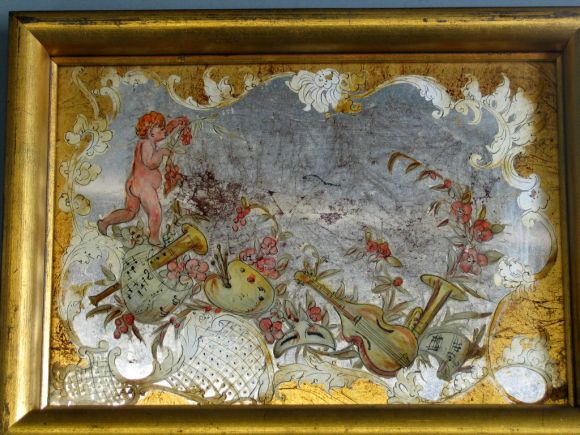 Pareja de pinturas invertidas de putti sobre vidrio. Enmarcado.