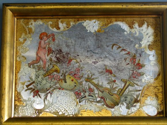 Paire de peintures inversées de putti sur verre. Encadré.