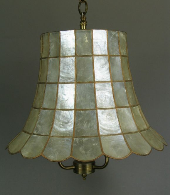 #1-1410 Capiz shell pendant (same size as 1-1411)4 panel gridwork
Supplied with 3 lite cluster
