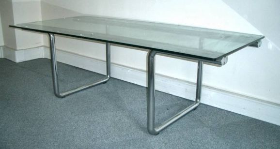 Schreibtisch aus Metall und Glas von Castelli in NY.
Fehlendes Glas