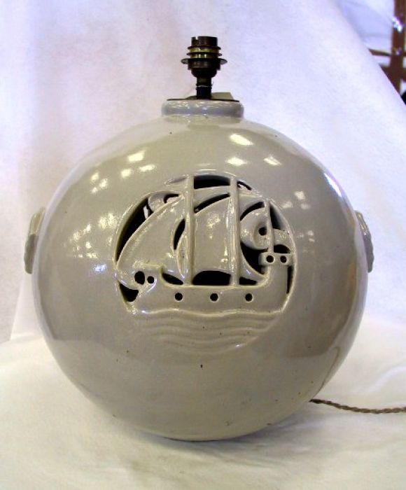Bedeutende Keramik-Tischlampe von ROBJ, aus NY.