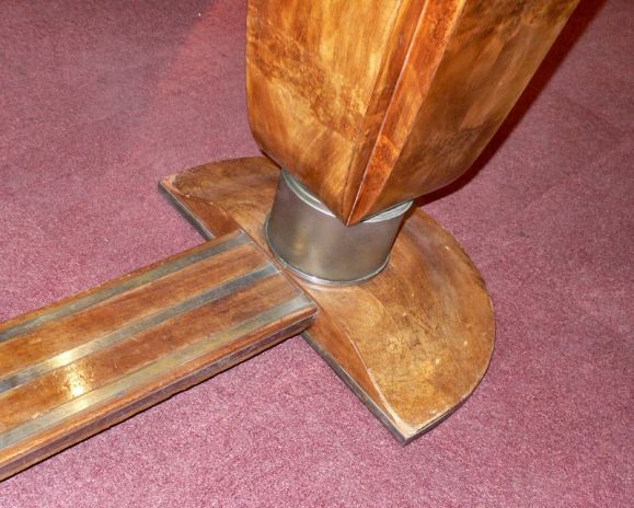 table de salle à manger française en ronce de noyer des années 1930 
pièce en état original des années 1930 